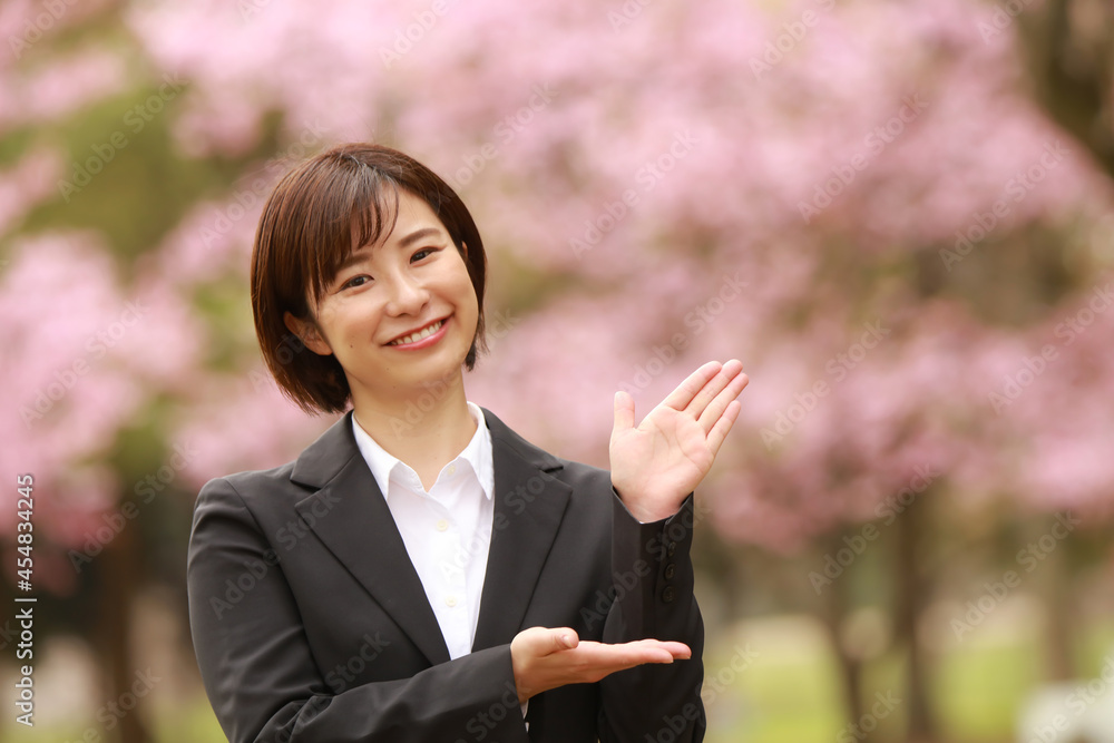 笑顔の女性社員
笑顔の女性社員