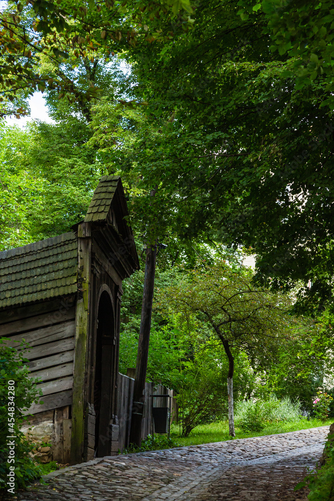 ルーマニア　トランシルヴァニア地方のシギショアラの歴史地区の学校の山にある屋根つきの木造階段