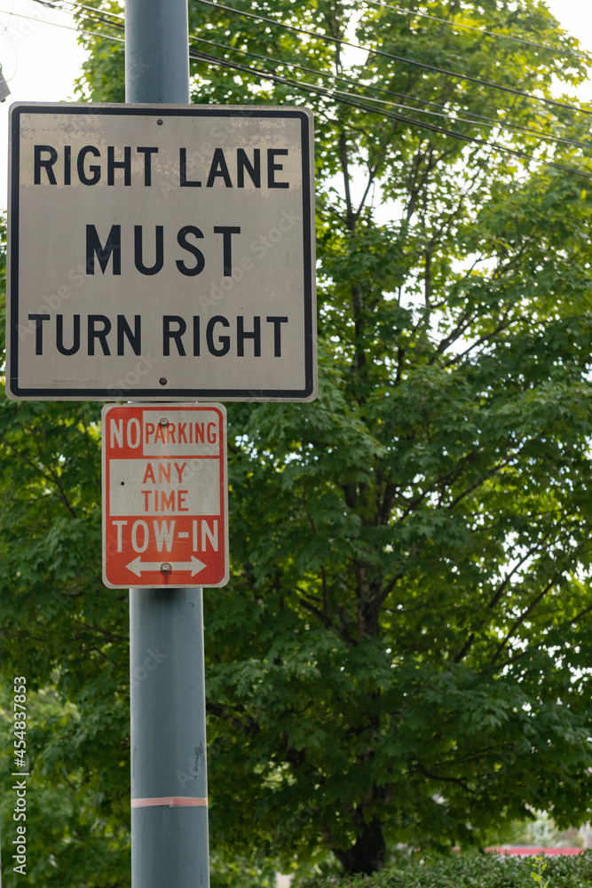 Right lane must turn right street sign with no parking sign below