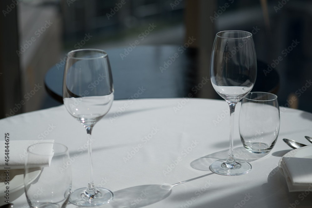 empty wine glass with blur background
empty wine glass with blur background