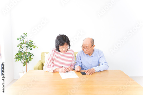 契約をする高齢の夫婦