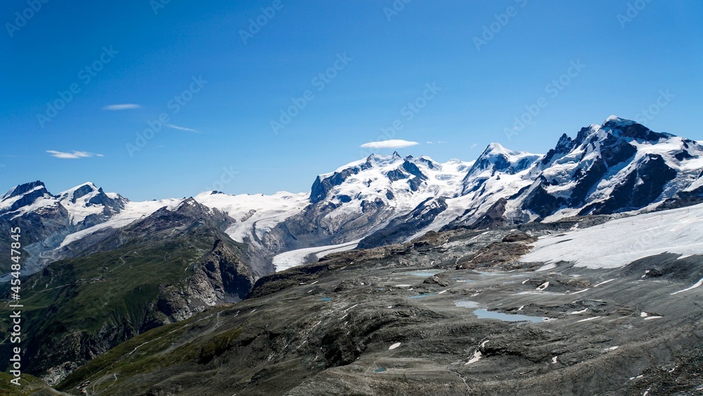 山頂を雪に覆われたアルプス山脈の絶景