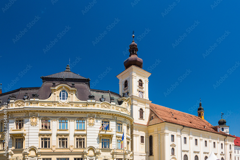 ルーマニア　トランシルヴァニア地方のシビウの歴史地区の大広場に建つ市庁舎と聖三位教会