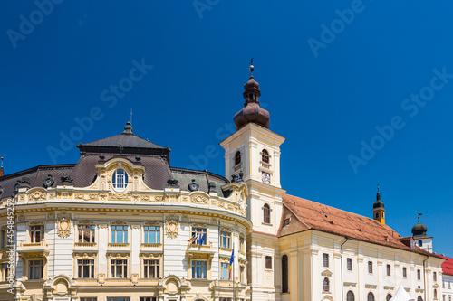 ルーマニア トランシルヴァニア地方のシビウの歴史地区の大広場に建つ市庁舎と聖三位教会