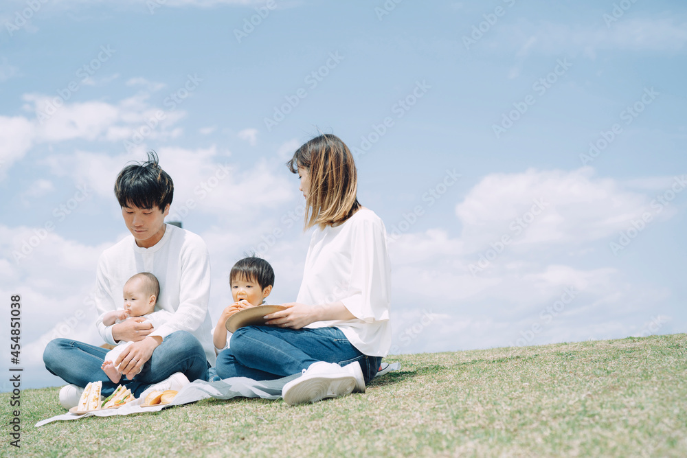 ピクニックをする家族・ファミリー（4人）
