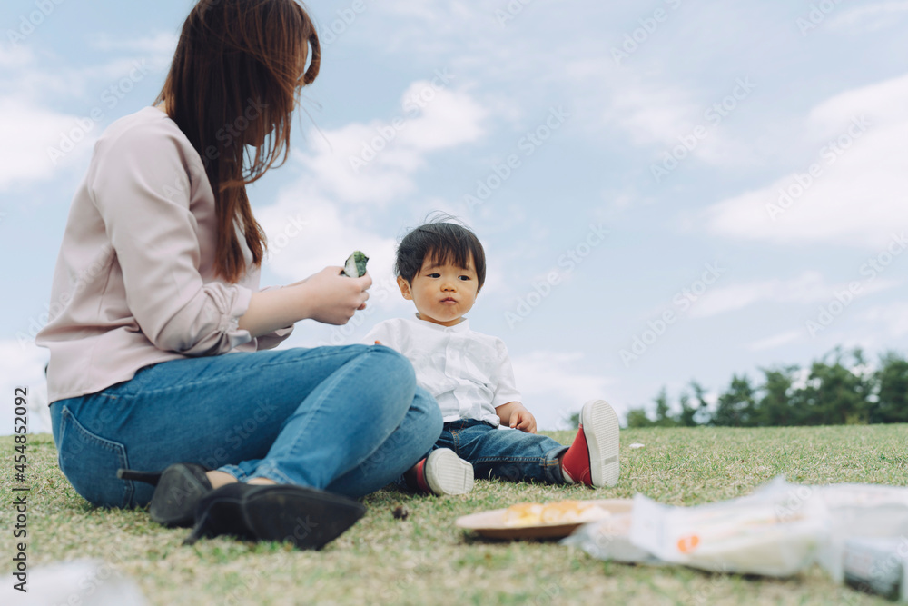 公園でご飯を食べる親子
