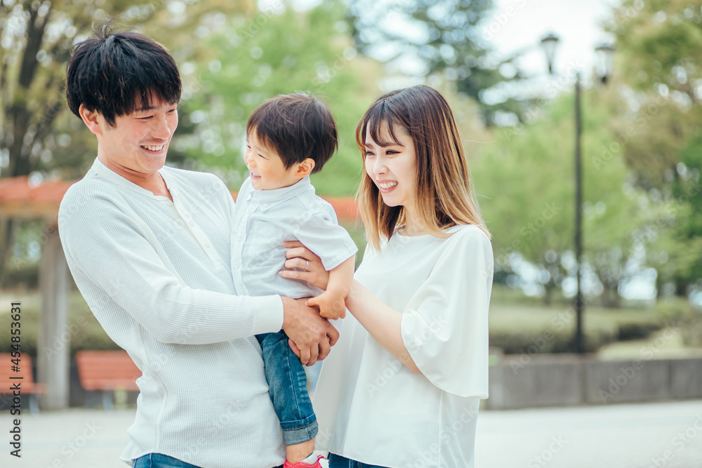 公園でパパと遊ぶママ
公園でパパと遊ぶママ
