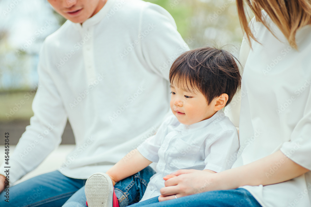 公園に遊びに来た子供
