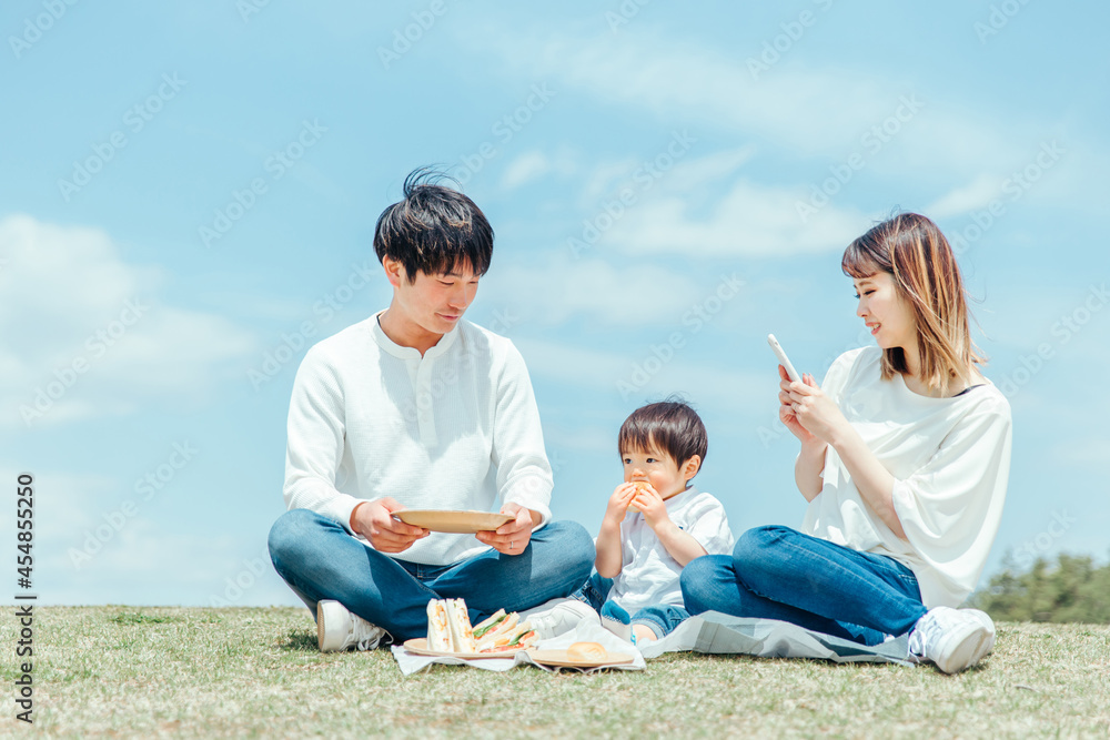 スマホで写真を撮る家族・ファミリー・赤ちゃん
スマホで写真を撮る家族・ファミリー・赤ちゃん