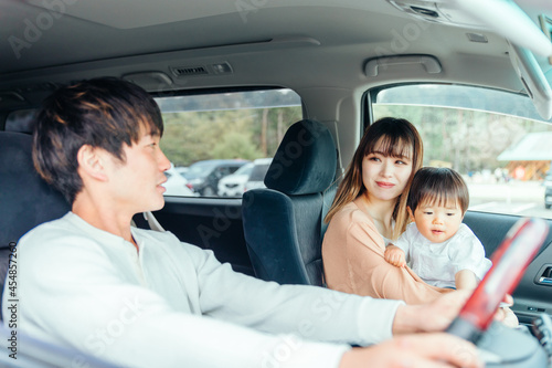 ドライブ・車に乗る家族（笑顔）  © buritora