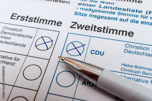 Bundestagswahl 2021 - Wahlschein ankreuzen photo