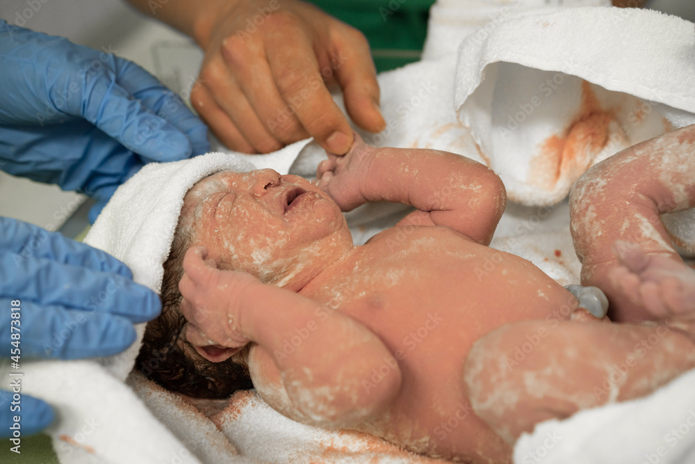 Die Geburt des Neugeborenen Baby direkt nach der Entbindung Die Geburt des Neugeborenen Baby direkt nach der Entbindung