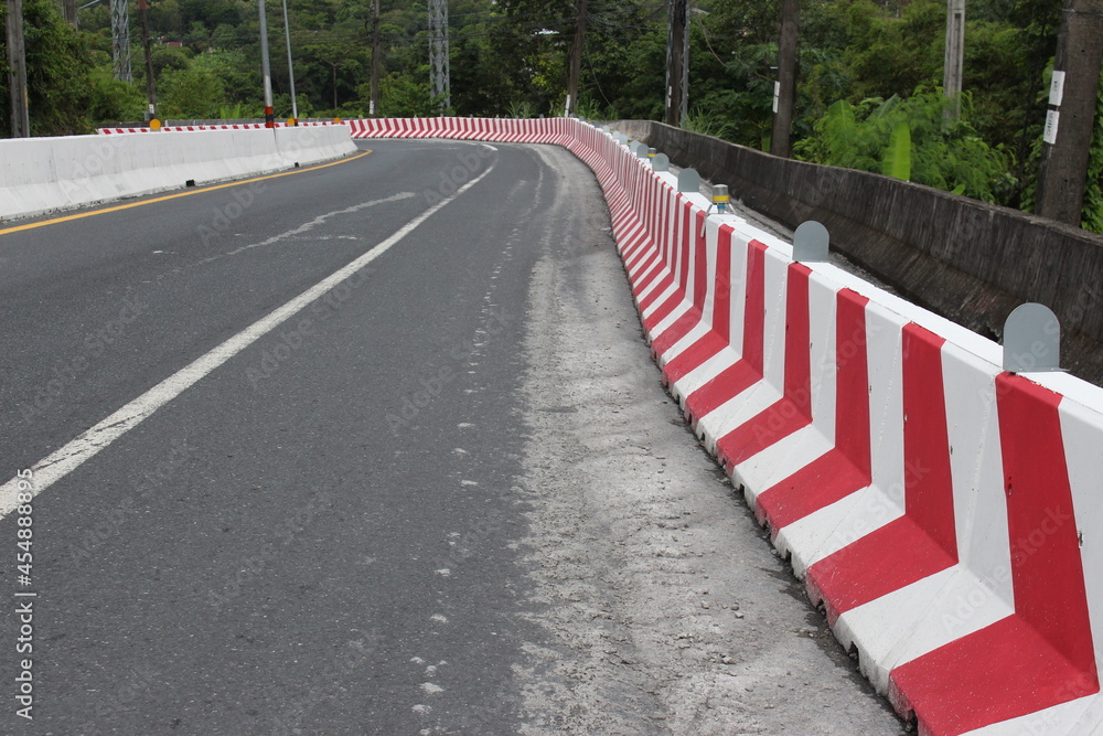 The steep slopes will be painted red and white to alert you of safety. The steep slopes will be painted red and white to alert you of safety.