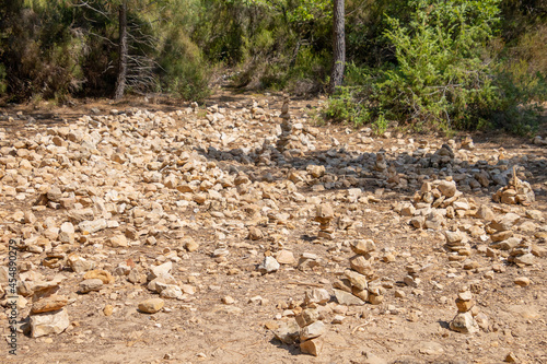 Wallpaper Mural petits tas de cailloux sur le site du Colorado Provençal à Rustrel (France)	 Torontodigital.ca