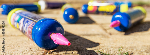 cartouches de protoxyde d'azote restées au sol