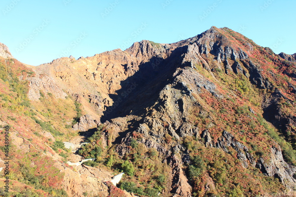 Naklejka premium 紅葉の茶臼岳（那須岳）の景色。茶臼岳から望む朝日岳。