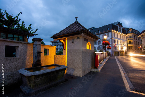 pont avec fontaine publique dans une ville touristique Suisse au lever du jour