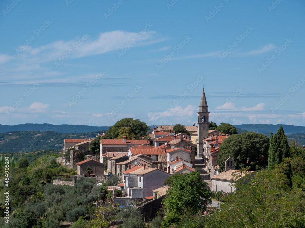 Kleines Dorf Draguc an der Adriaküste in Kroatien