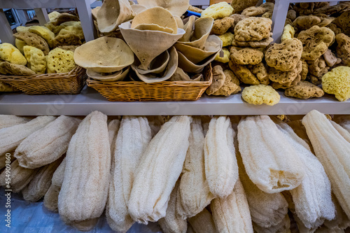 Fototapeta Naklejka Na Ścianę i Meble -  Eponges et Luffas dans les rues de la vieille ville de Corfou