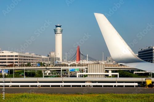滑走路へ向かう機窓から羽田空港の管制塔や赤いスカイアーチ