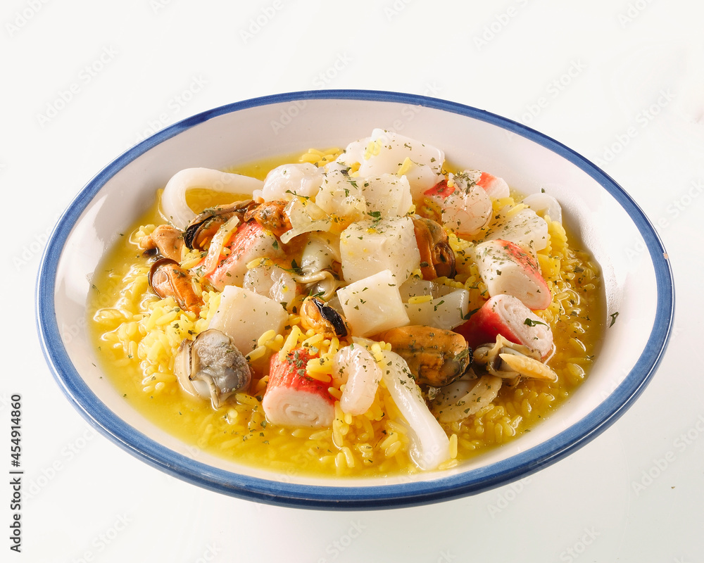 Plato de cenefa azul con arroz caldoso , calamar, mejillones, cangrejo y almejas Plato de cenefa azul con arroz caldoso , calamar, mejillones, cangrejo y almejas