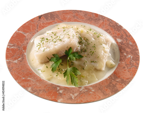 merluza  en salsa con perejil fresco sobre Plato de diseño, vista cenital, sobre fondo blanco. Hake in sauce with fresh parsley on a designer plate, overhead view, on a white background. photo