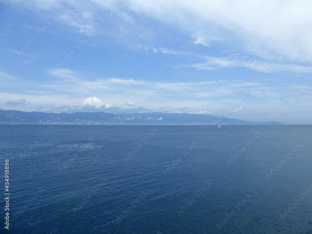 夏の初島港から見る真鶴岬（静岡県熱海市）