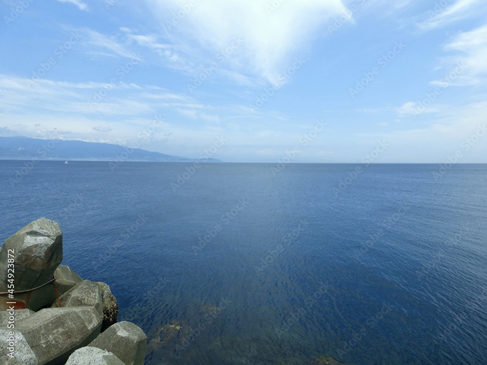 夏の初島港から見る真鶴岬（静岡県熱海市）