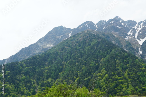 上高地。 穂高連邦、北アルプスをトレッキング。近くに見る三千メートルの山、山脈、岩、頂き。 山の高さ。 空が覆う、