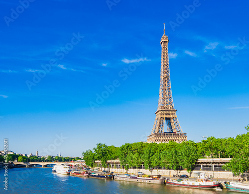 パリ　エッフェル塔とセーヌ川 © oben901