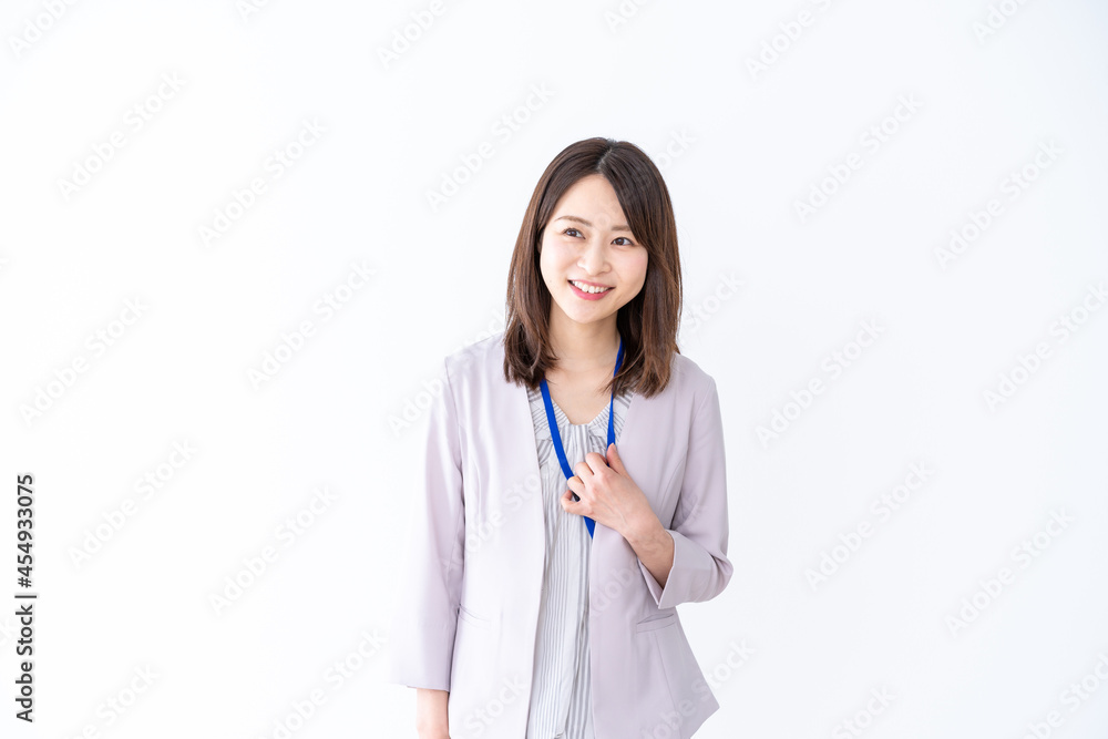 オフィスで微笑む若いビジネスウーマン オフィスで微笑む若いビジネスウーマン