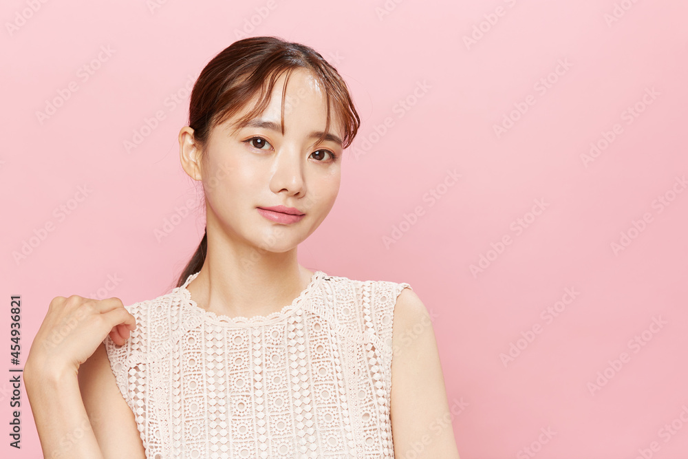 ドレスを着た若い女性のピンク背景のビューティーポートレート ドレスを着た若い女性のピンク背景のビューティーポートレート