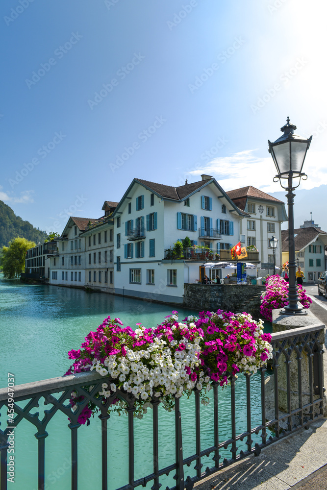 vu sur un petit village Suisse le long d'un pont fleurie au bord d'une