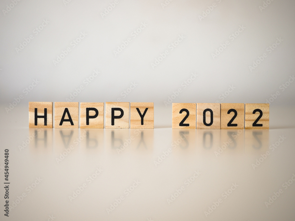 Happy 2022 - nowy rok, napis na drewnianych kostkach Happy 2022 - nowy rok, napis na drewnianych kostkach