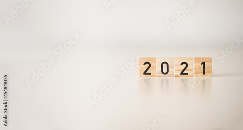 2021 -napis na drewnianych kostkach 