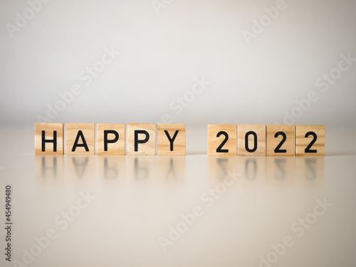 Happy 2022 - nowy rok, napis na drewnianych kostkach 