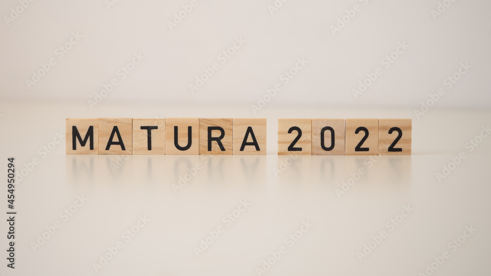 Matura 2022 - napis z drewnianych kostek Matura 2022 - napis z drewnianych kostek