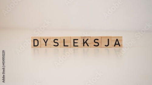 Dysleksja - napis z drewnianych klocków 