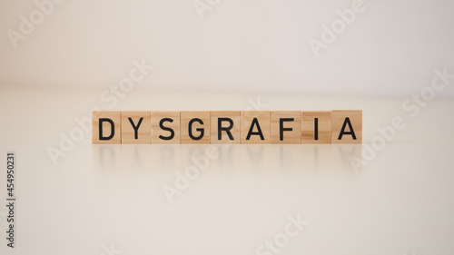 Dysgrafia - napis na drewnianych klockach 