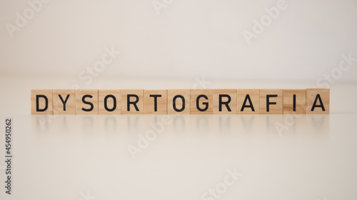 Dysortografia - napis na drewnianych klockach 