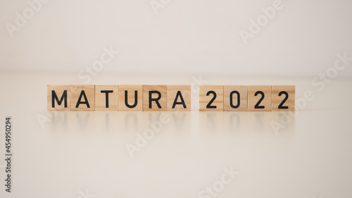 Matura 2022 - napis z drewnianych kostek 