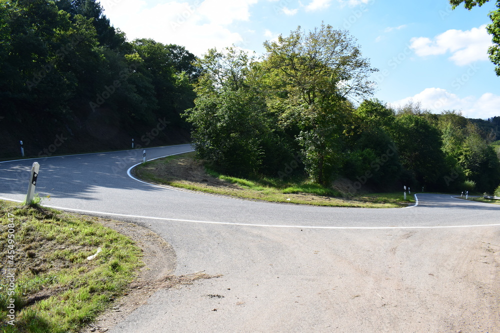 U-Kurve einer Straße vom Moseltal in die Eifel U-Kurve einer Straße vom Moseltal in die Eifel