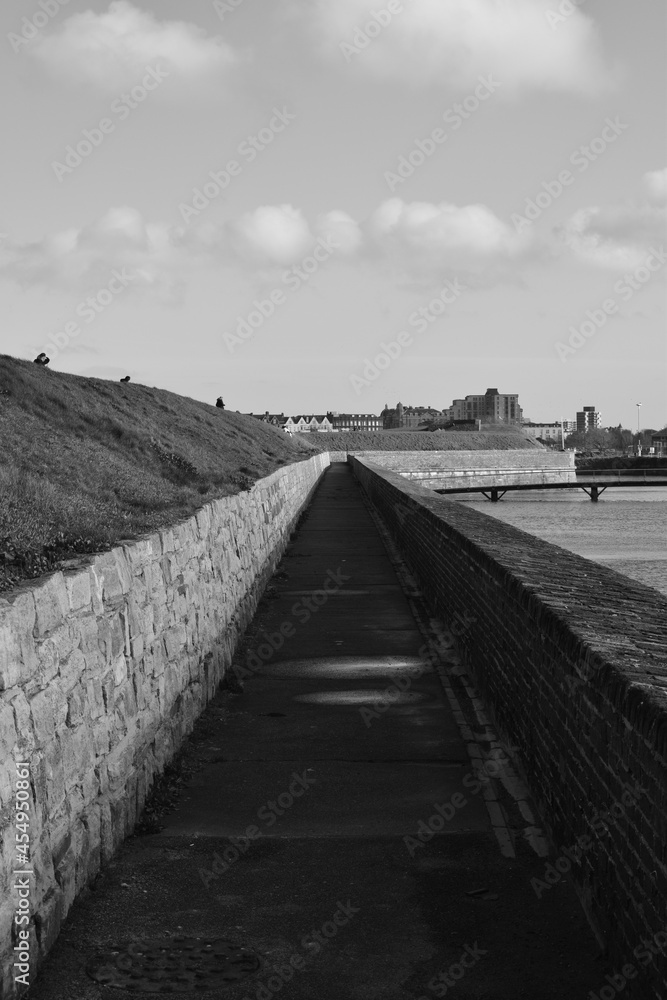 Obraz premium walk along the portsmouth coast