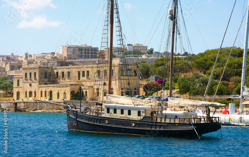 Altes Segelschiff vor historischer Kulisse
