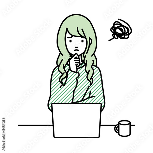デスクで座ってPCを開いて困っているリモートワークの女性