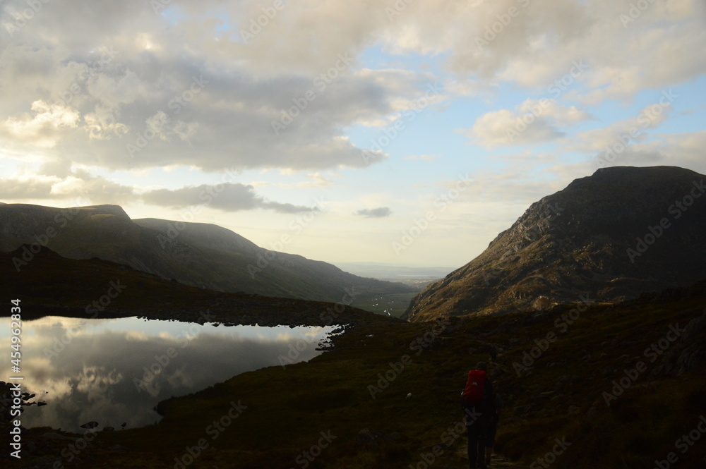 Obraz premium a view looking over to the mountains around tryfan looking over the lake Llyn Bochlwyd 