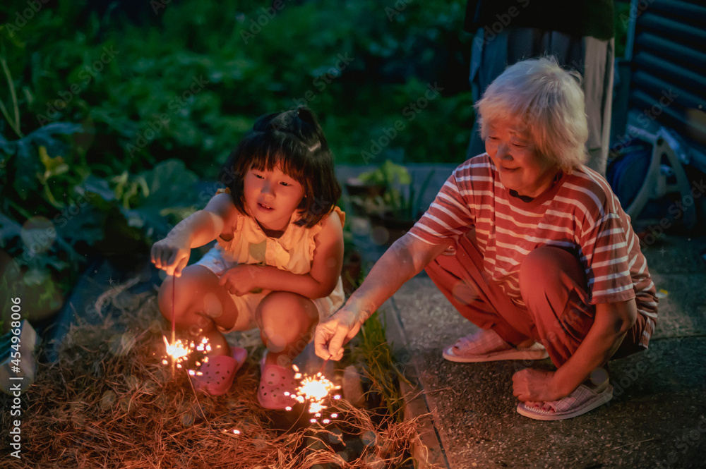 手持ち花火する二人stock Photo Adobe Stock