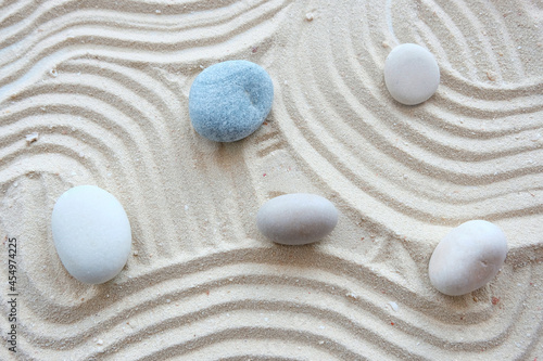 Foto Beautiful sea stones, shells on white textured sand