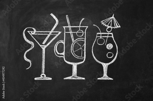 Obraz na płótnie cocktail in vintage style drawing with chalk on blackboard w salonie