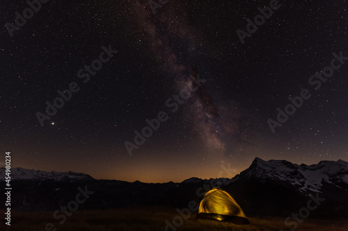 Milchstraße und beleuchtetes Zelt, Sternenhimmel.